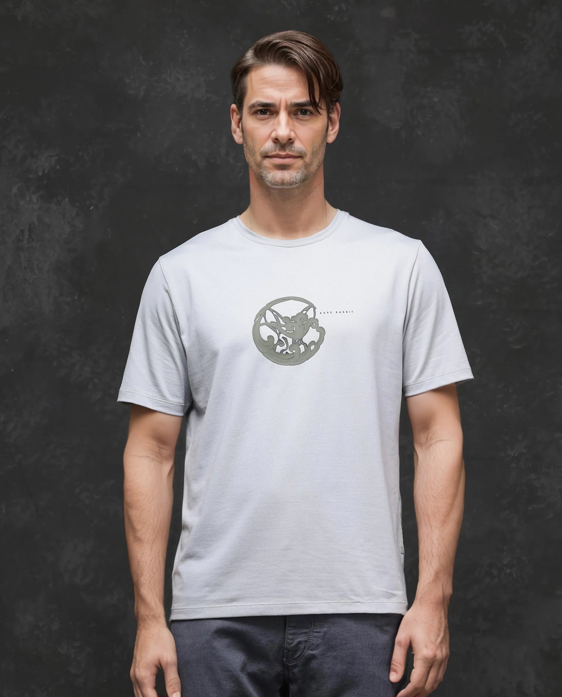 Men's Shirts with Contrast CollarsRare Rabbit Men Clod Light Grey Short Sleeve Crew Neck Qlo Fit Logo Print T-Shirt Men's Shirts with Contrast CollarsRare Rabbit Men Clod Light Grey Short Sleeve Crew Neck Qlo Fit Logo Print T-Shirt