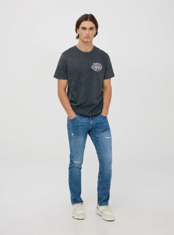Men's Shirts with Embellished HemlinesMan's Short-sleeved T-shirt